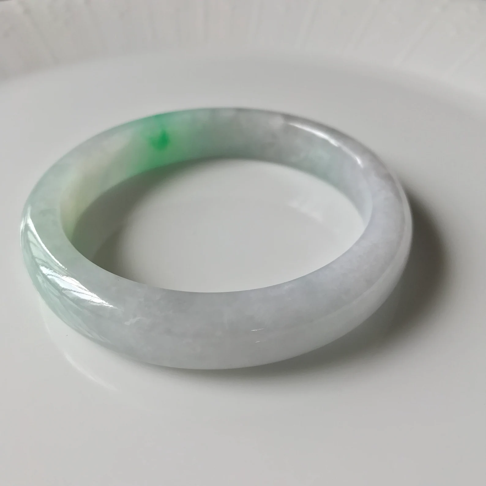 翡翠手镯手机原片:侧立照